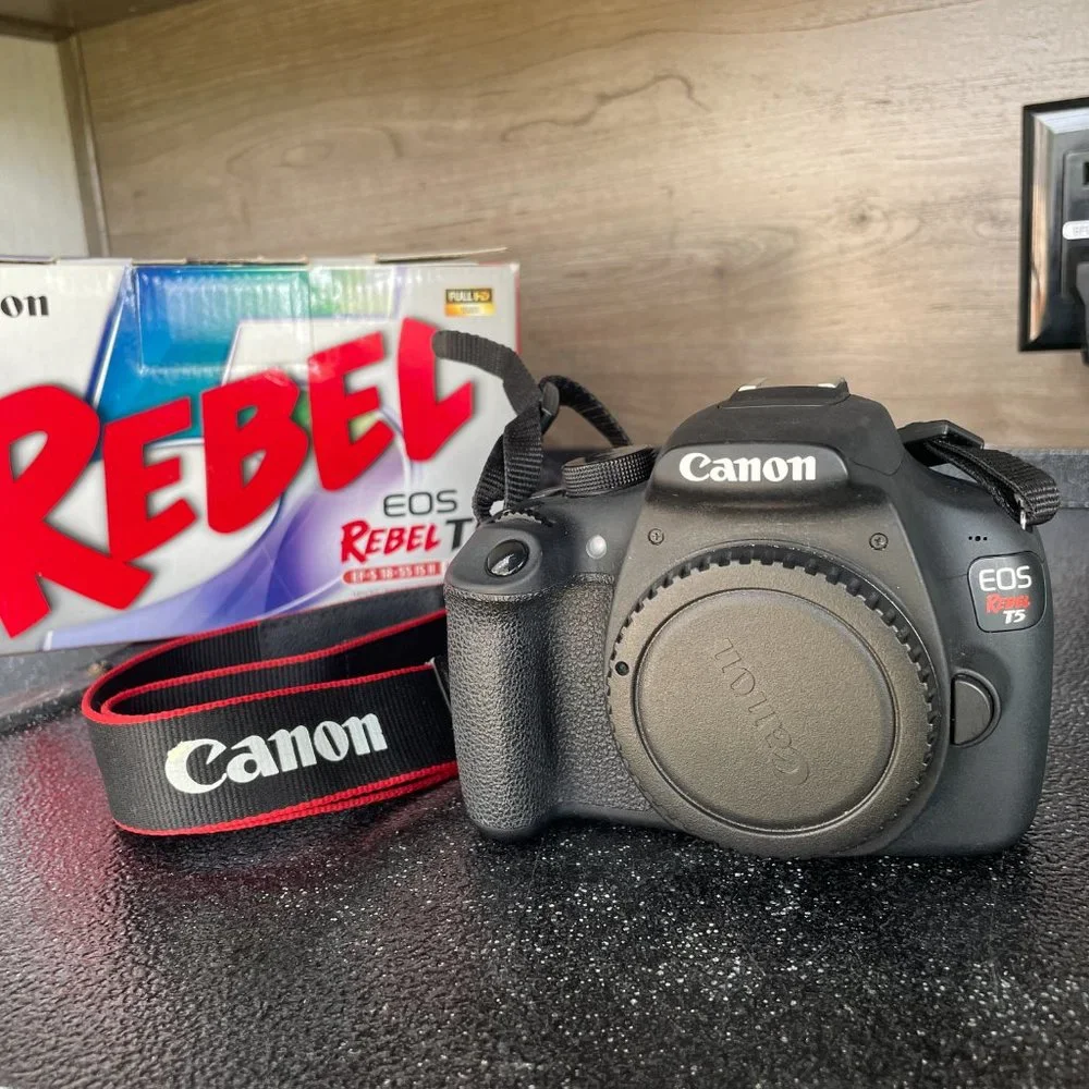 Canon EOS Rebel T5 EF-S 18-55 IS II Kit